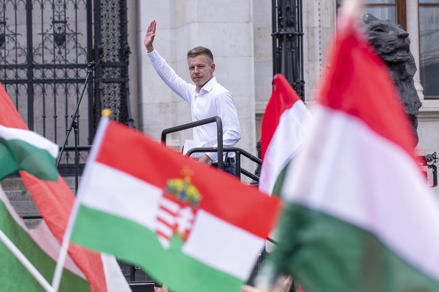 Magyar Péter Kihívása: Orbán Hallgatása és Gyurcsány Elutasítása – A Politikai Felelősség Elkerülése