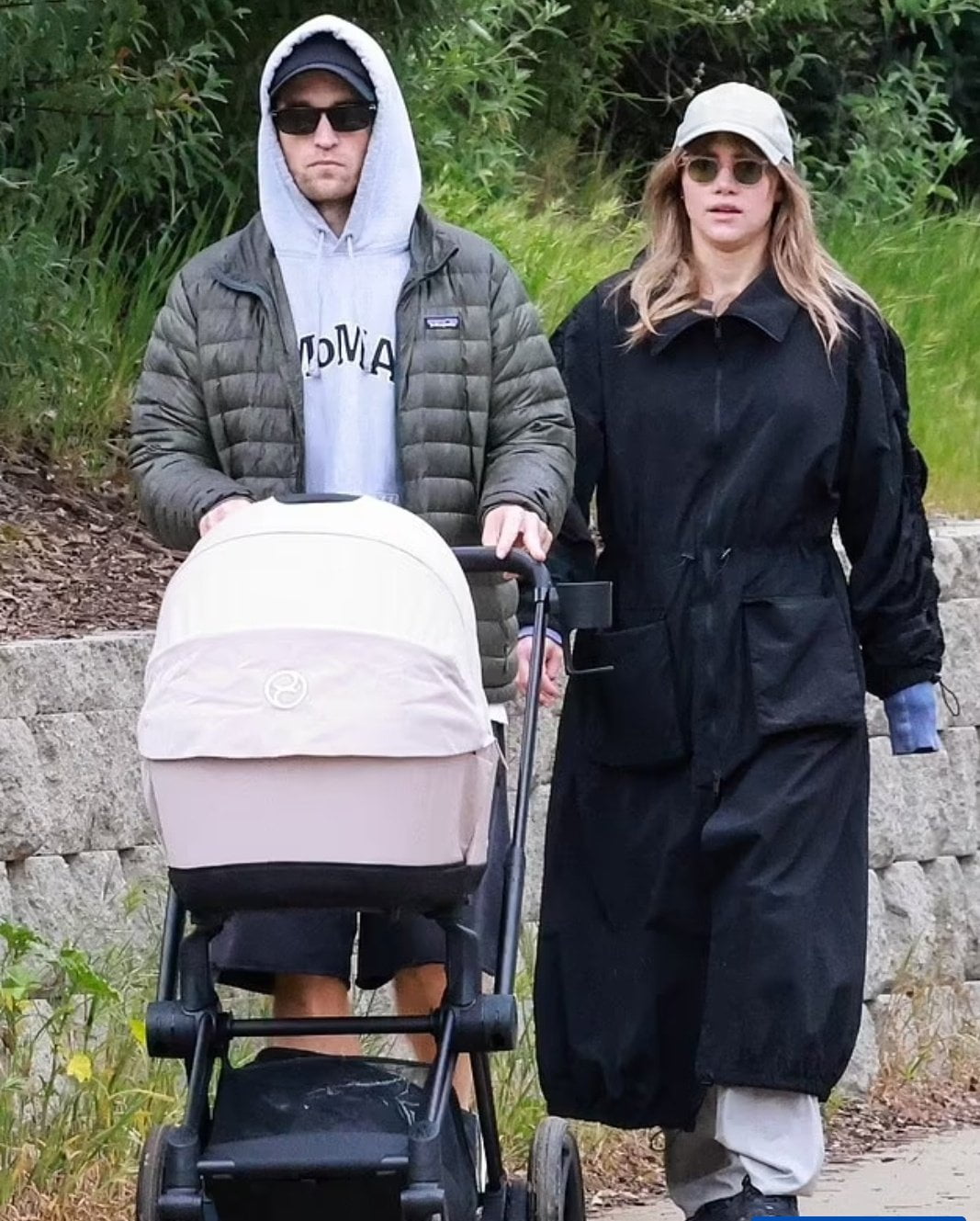 Megszületett Robert Pattinson és Suki Waterhouse Titokban Tartott Babája: Első Képek és Videó Los Angelesből!