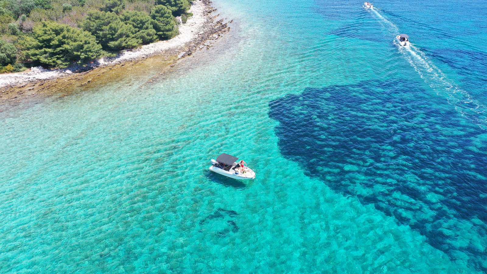 Csússz a Nyárba: Strand, Party, Hajó - A Legmenőbb Tripla Threat!