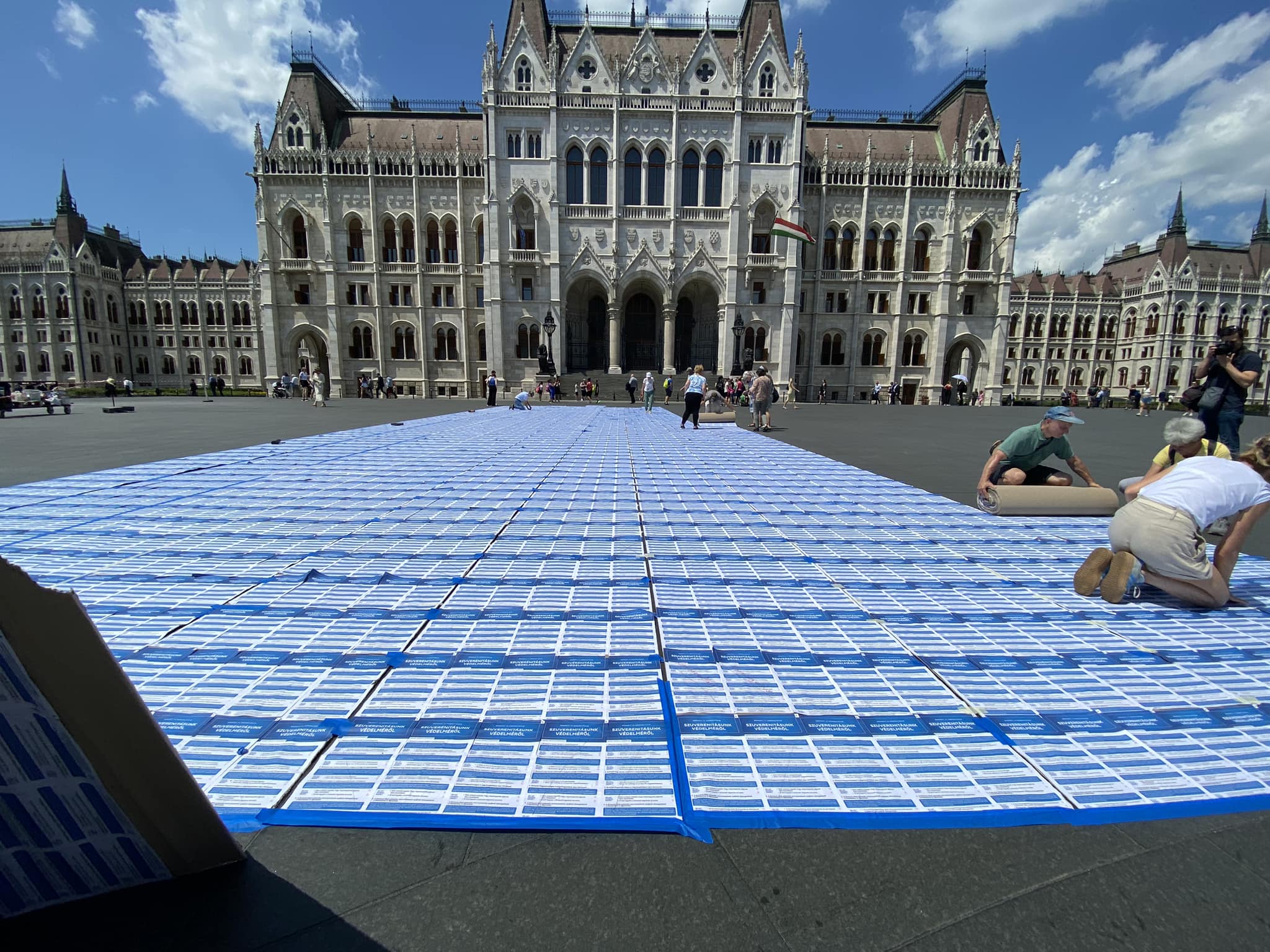 2000 Négyzetméteren a  Nemzeti konzultációs ívek